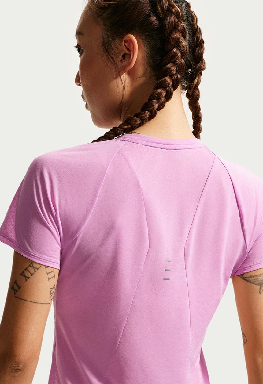 Nike - W Nk Swft Nvlt Brthe Ss Top - Lt Magenta/Photon Dust/Reflective Silv