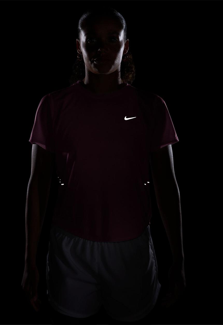 Nike - W Nk Swft Nvlt Brthe Ss Top - Lt Magenta/Photon Dust/Reflective Silv