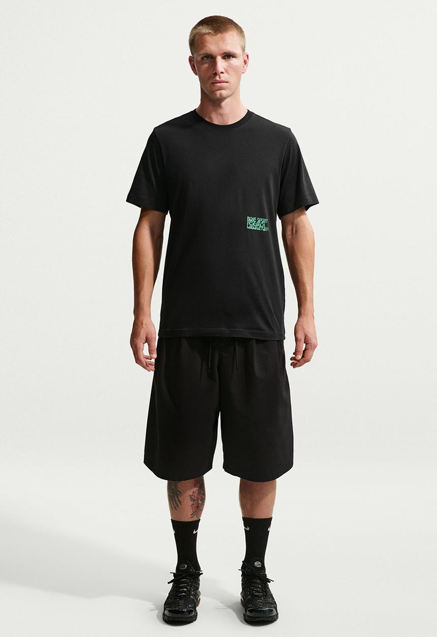 Nike - U NSW Tee Std Celebrate Futr 2 - Black