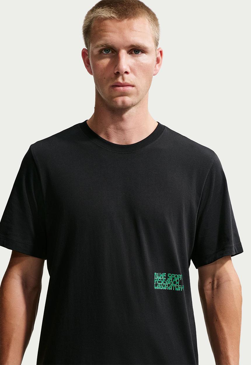 Nike - U NSW Tee Std Celebrate Futr 2 - Black