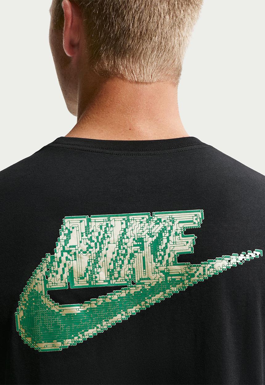 Nike - U NSW Tee Std Celebrate Futr 2 - Black
