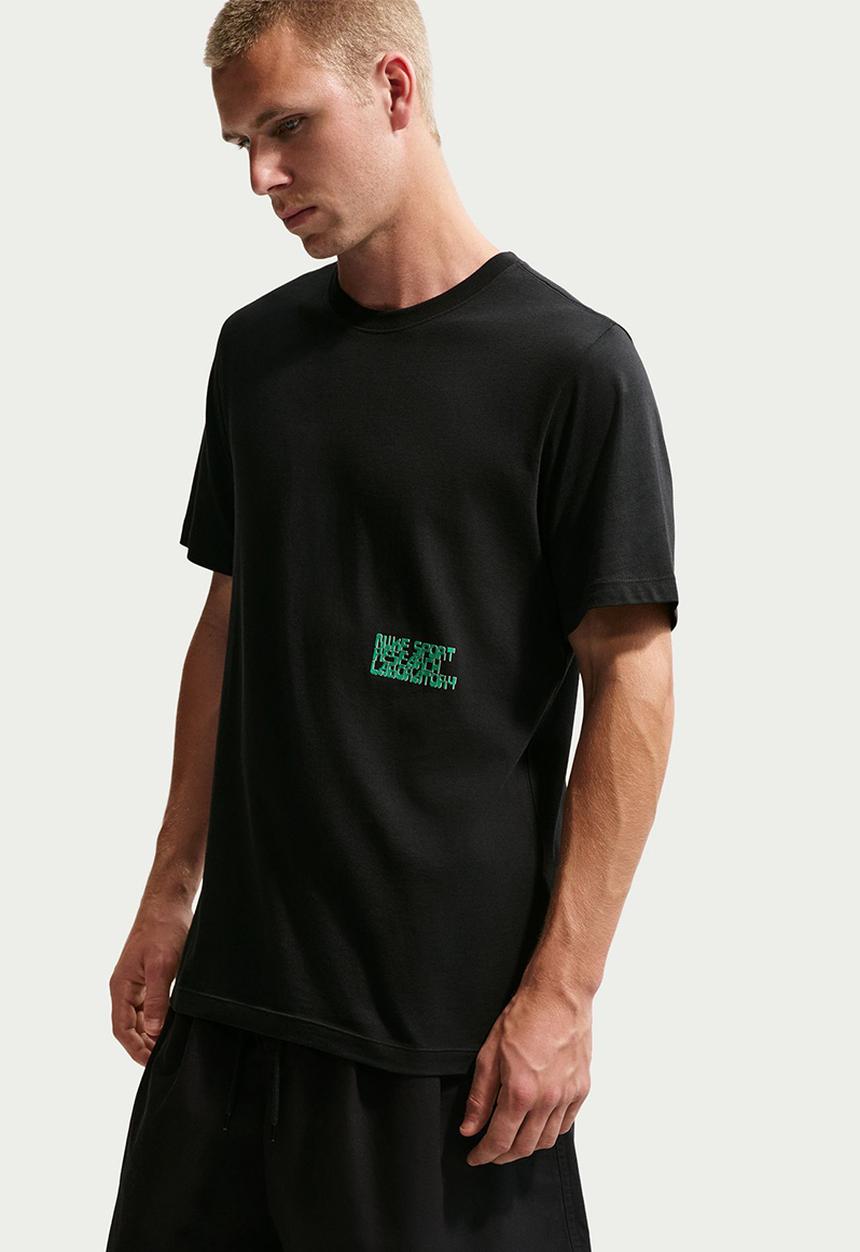Nike - U NSW Tee Std Celebrate Futr 2 - Black