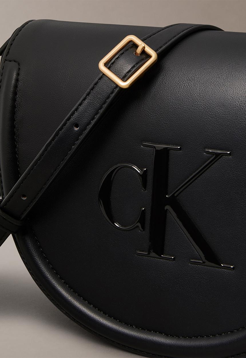 Calvin Klein - Bold ck saddle crossbody - black