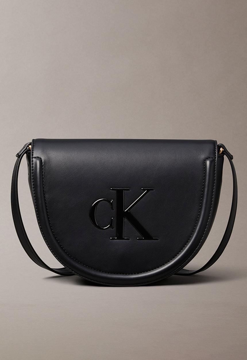 Calvin Klein - Bold ck saddle crossbody - black