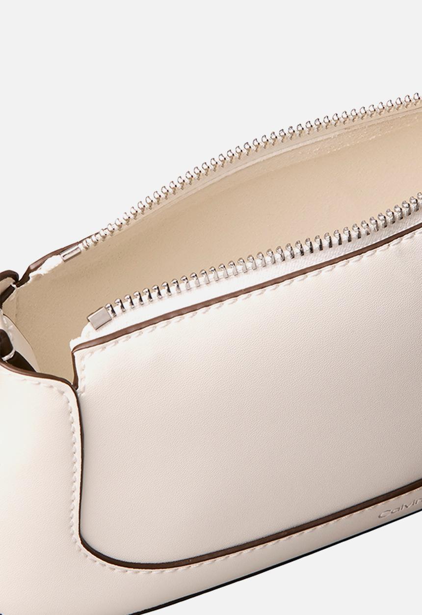 Calvin Klein - Hardware zip crossbody- lily white