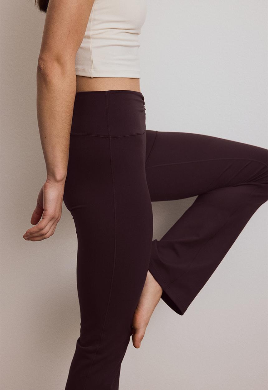 H&M - Flared yoga leggings with softmove? - chocolate plum purple