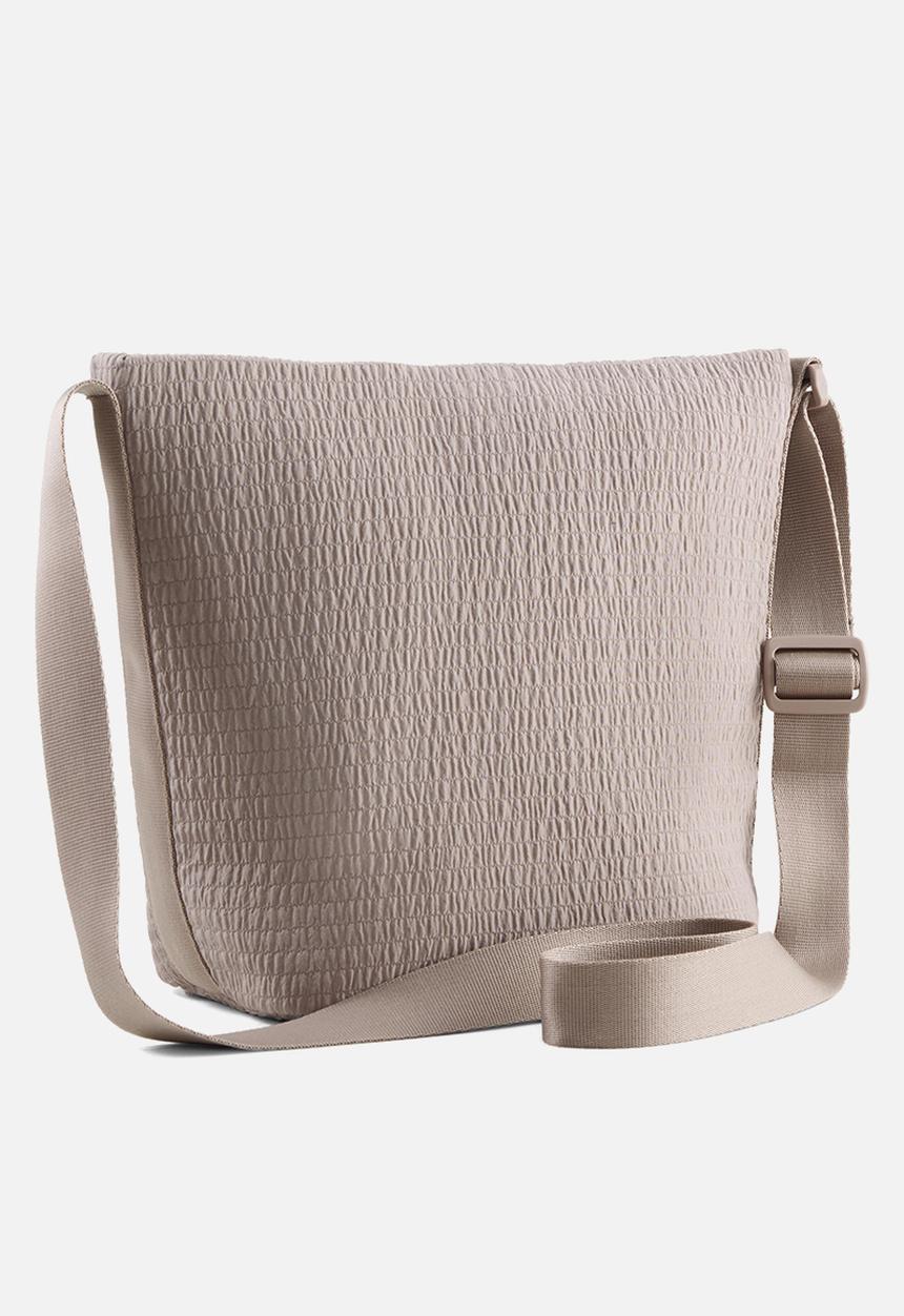 PUMA - Up zipped bucket bag- sandstone