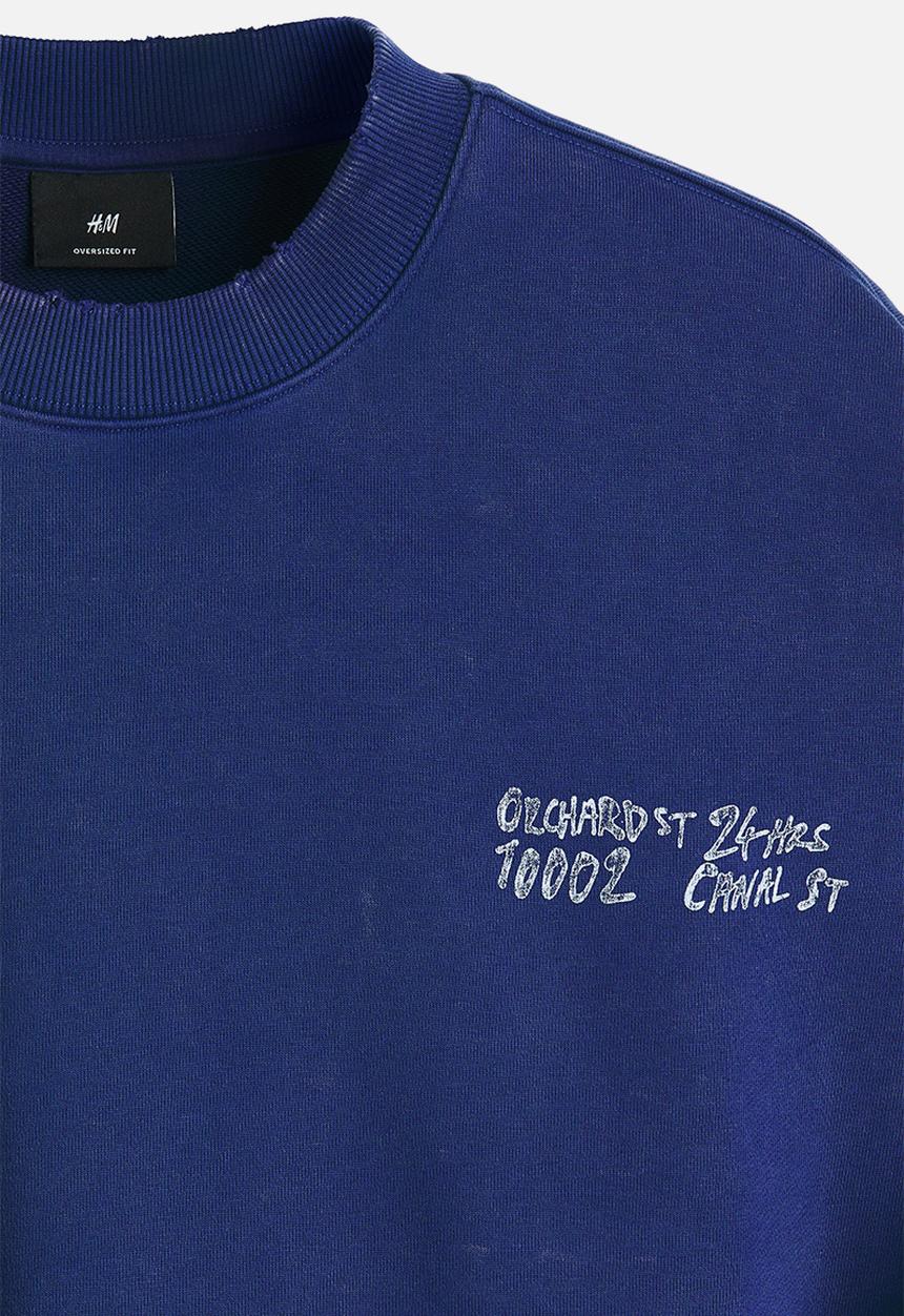 H&M - Oversized fit printed sweatshirt - dark blue/orchard st