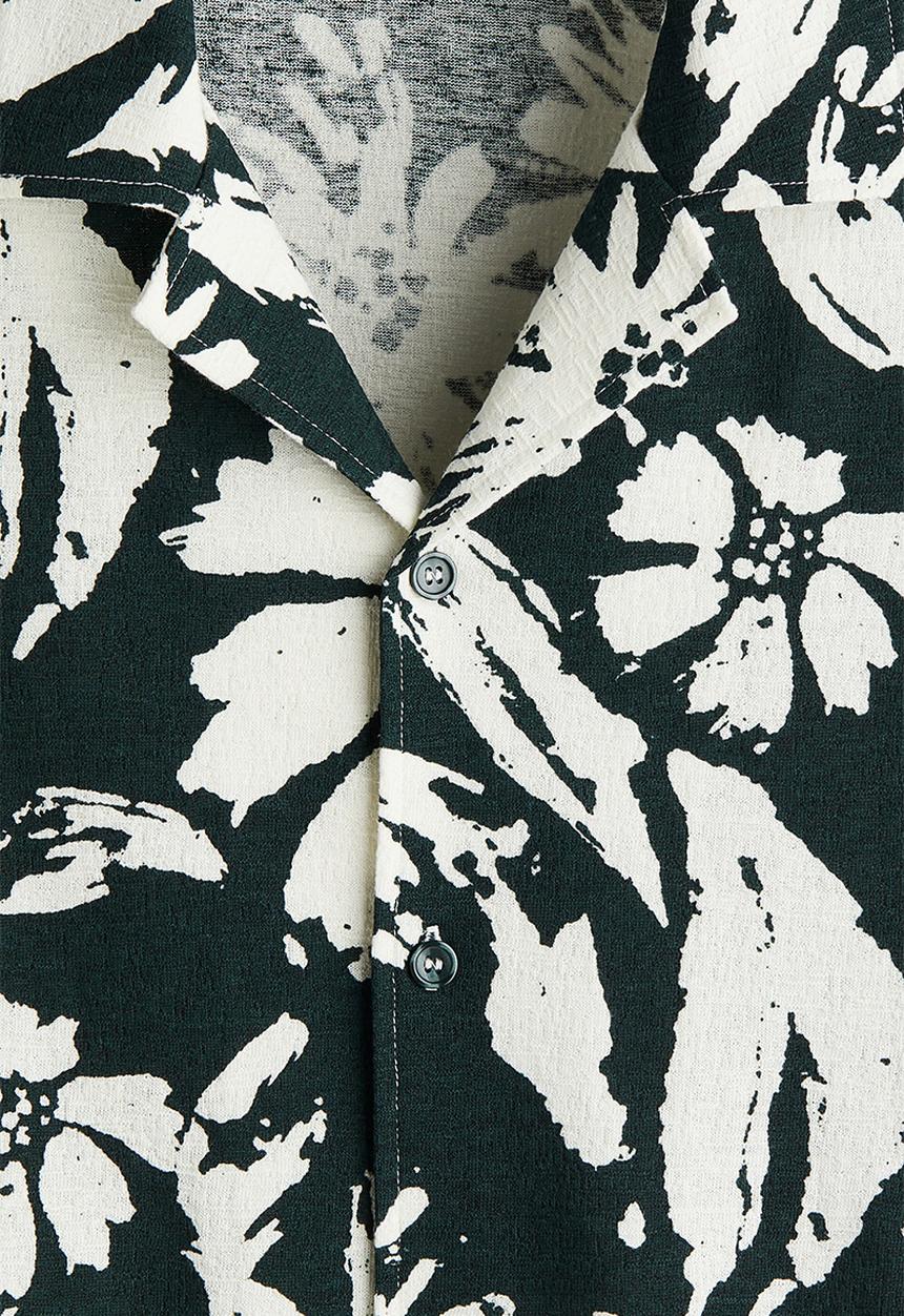 H&M - Regular fit jacquard resort shirt - dark green/floral