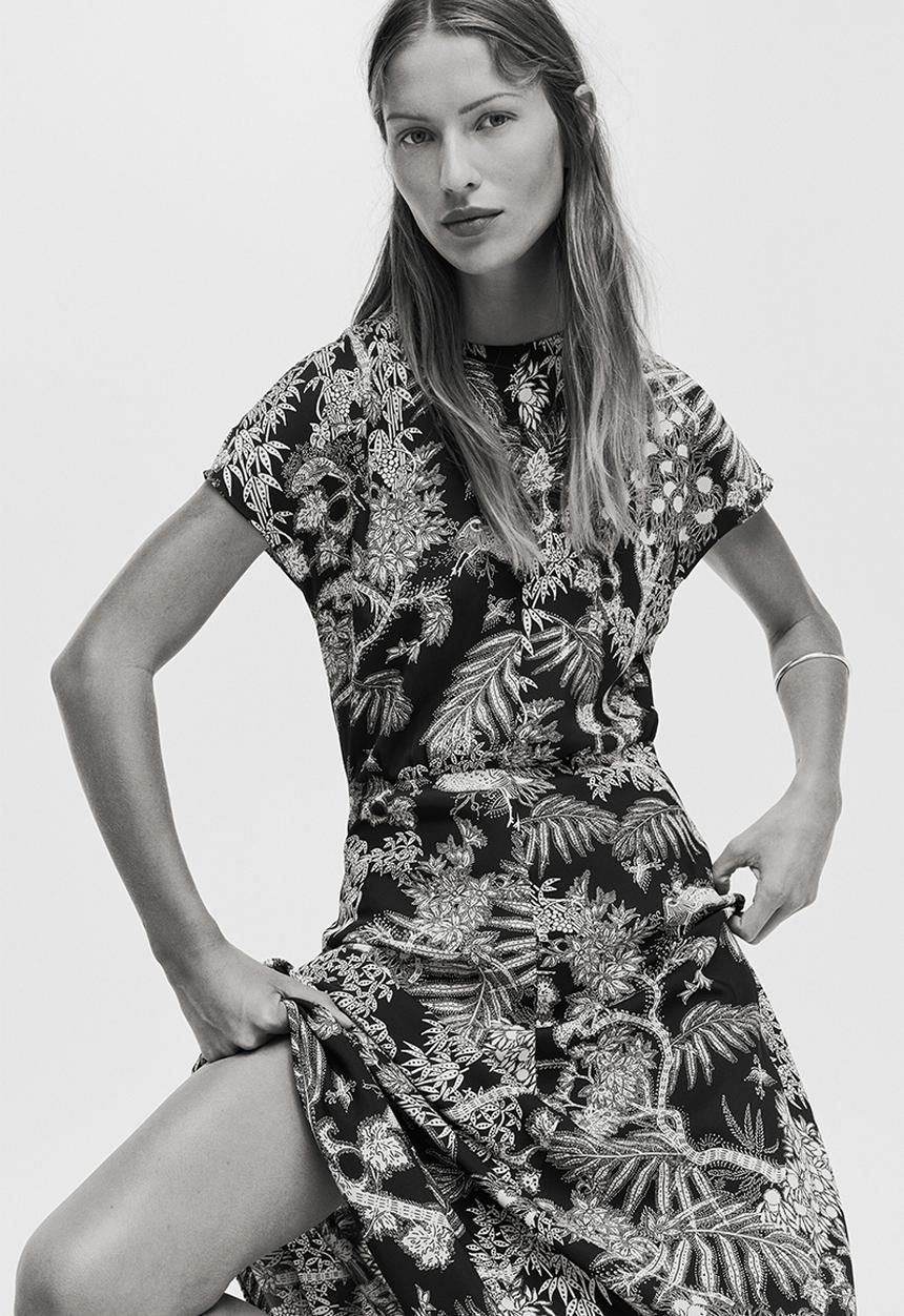 H&M - Cap-sleeved satin dress - black/patterned
