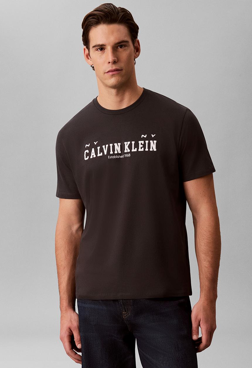 Calvin Klein - Ss 30S Whsl Calvin Coll Word Graphic Tee - Pirate Black