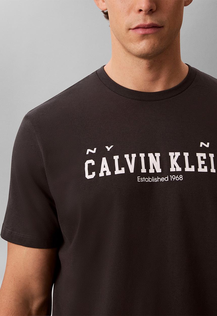 Calvin Klein - Ss 30S Whsl Calvin Coll Word Graphic Tee - Pirate Black