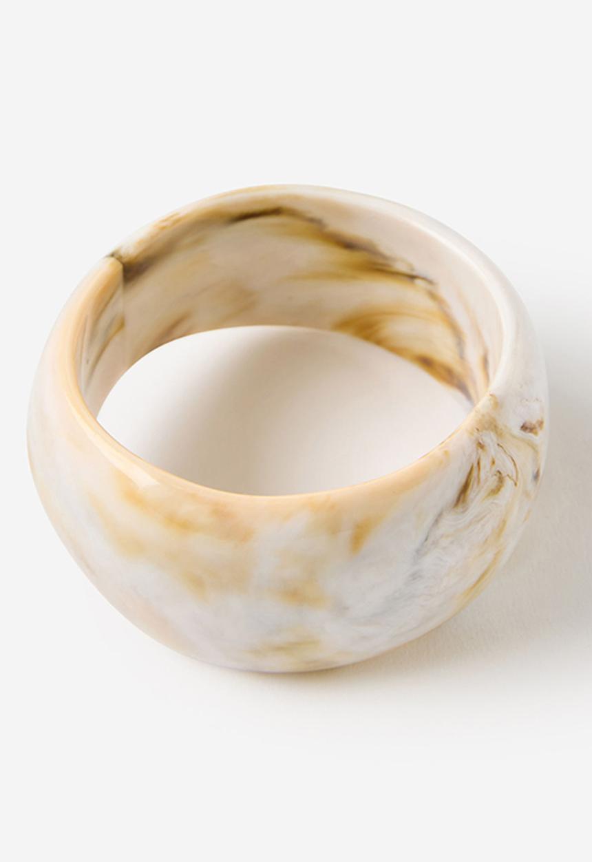 Rubi - Single bracelet - creamy beige swirl bangle