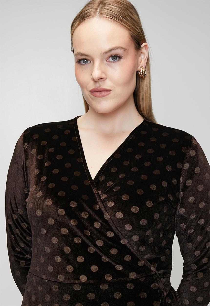 Me&B - Plus Velvet Choc Spot Wrap Dress - brown