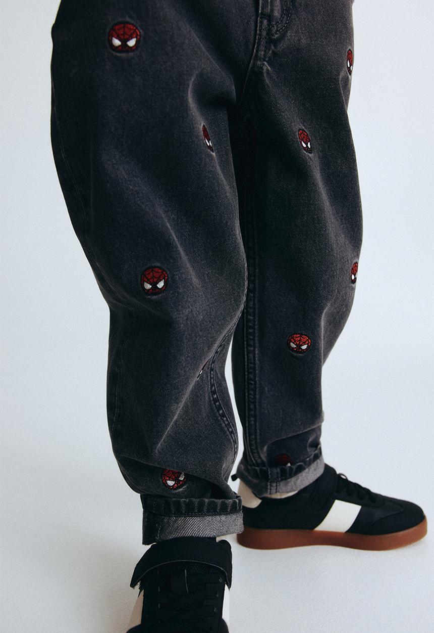H&M - Regular fit printed  jeans - denim black/spider-man