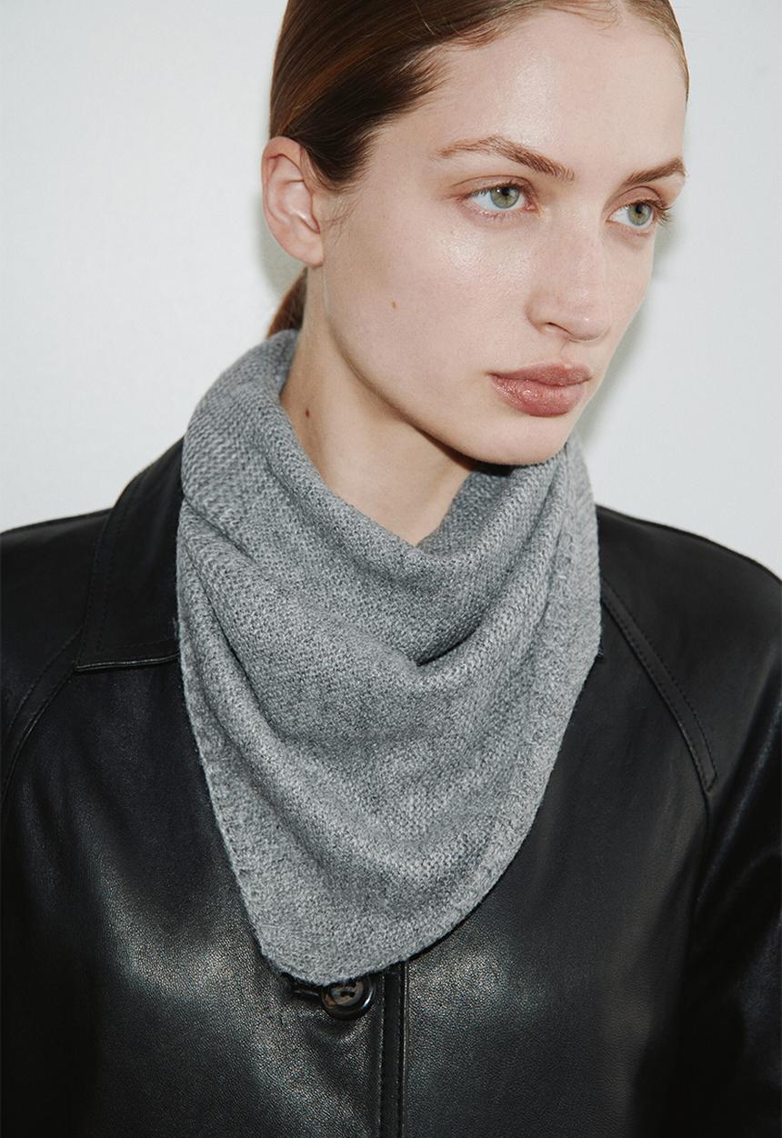 H&M - Garter-stitched triangle scarf - grey marl