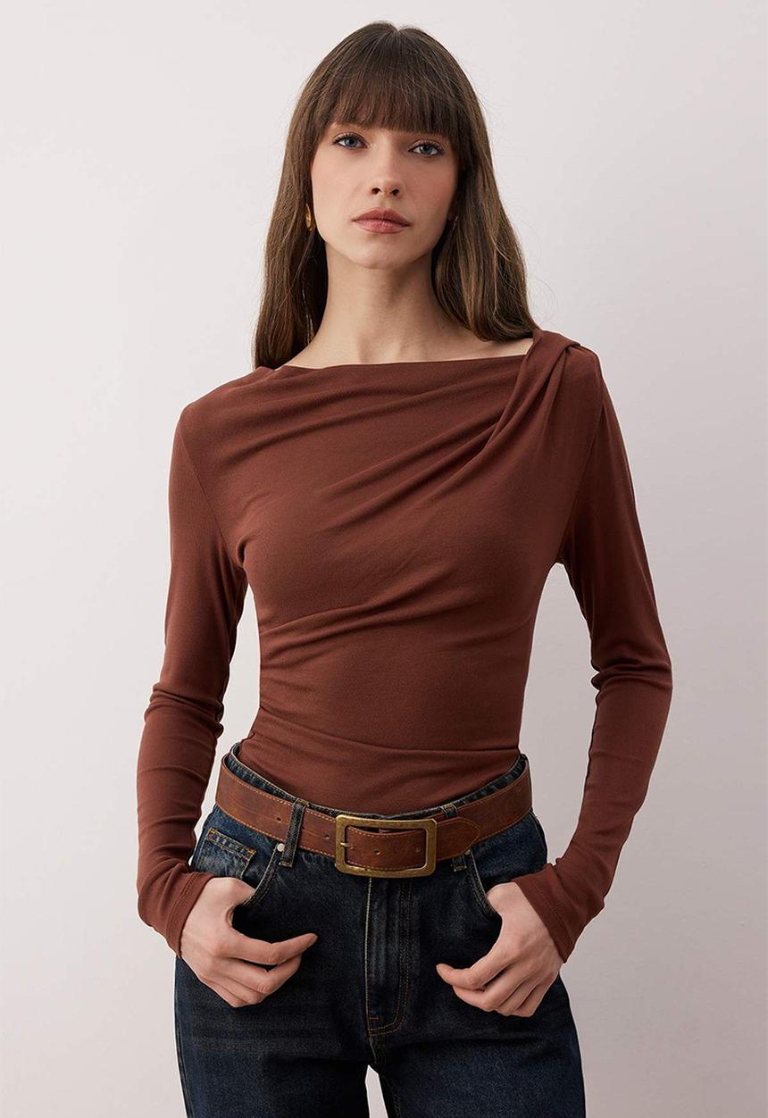 Trendyol - Fitted Bodycon Asymmetric Knitted Blouse - Brown
