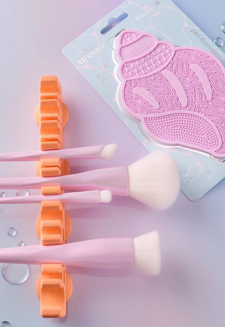 essence - Disney THE LITTLE MERMAID Brush Cleansing Pad - 01 Shell We Swim?