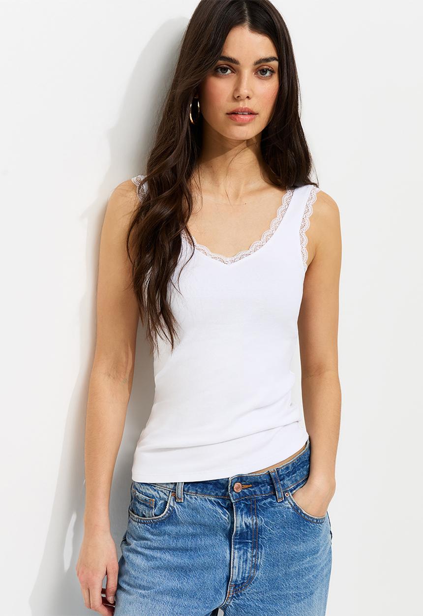New Look - Vde lace trim vest - white
