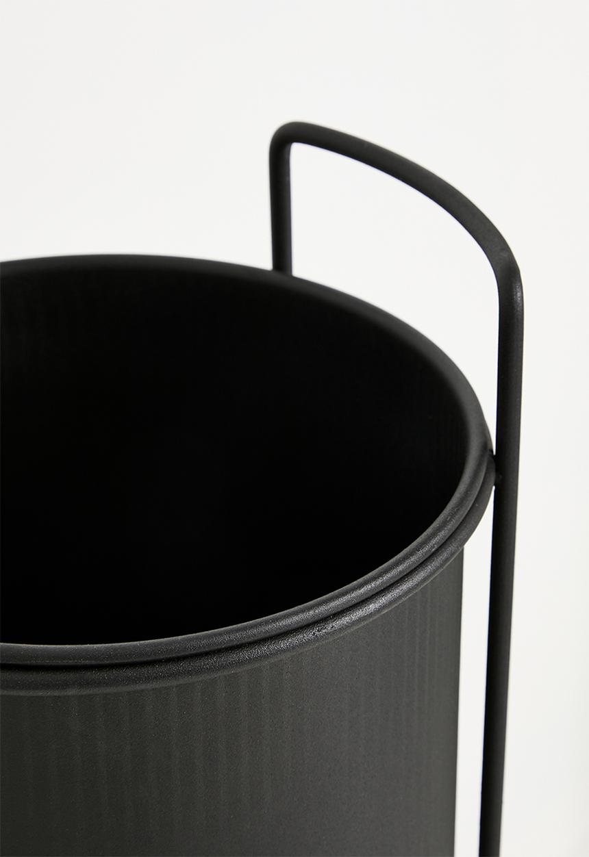 H&S - Sig metal planter on stand set of 2 - Black