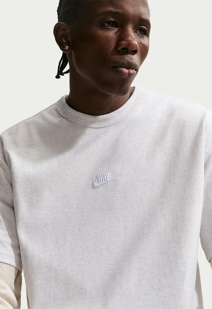 Nike - NSW Premium Essentials Sust T-Shirt - Lt Grey