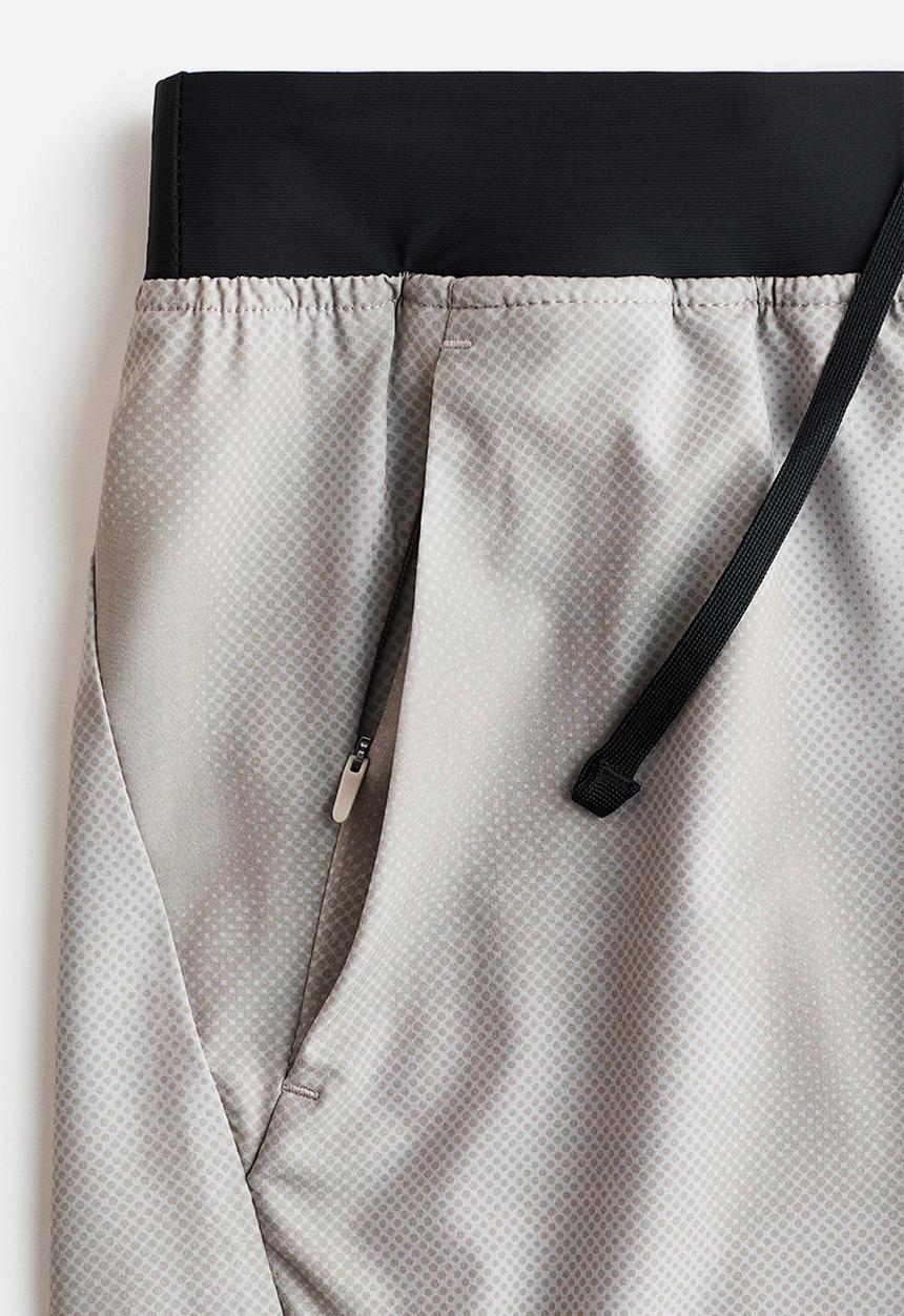 H&M - Mid-length sports shorts with drymove - light beige