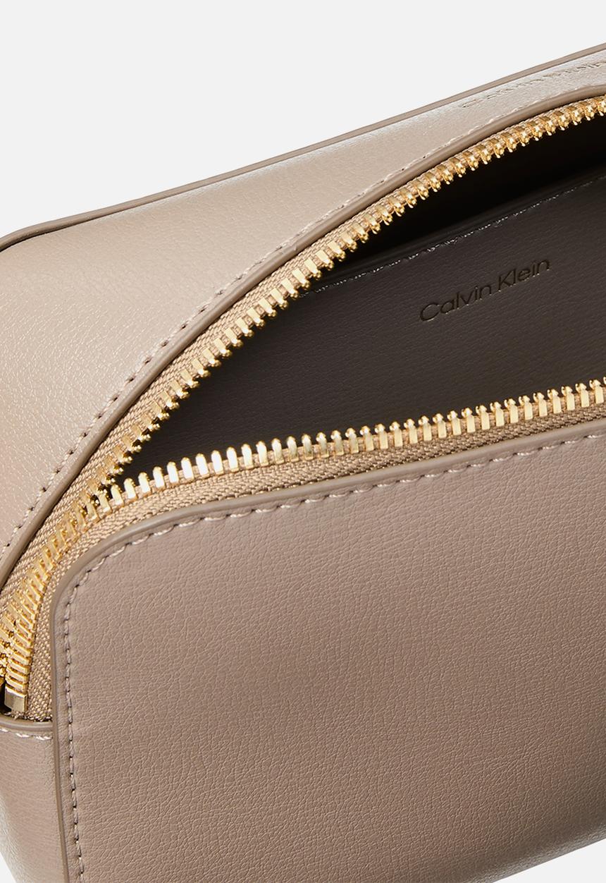 Calvin Klein - Foil logo elongated camera bag - desert taupe