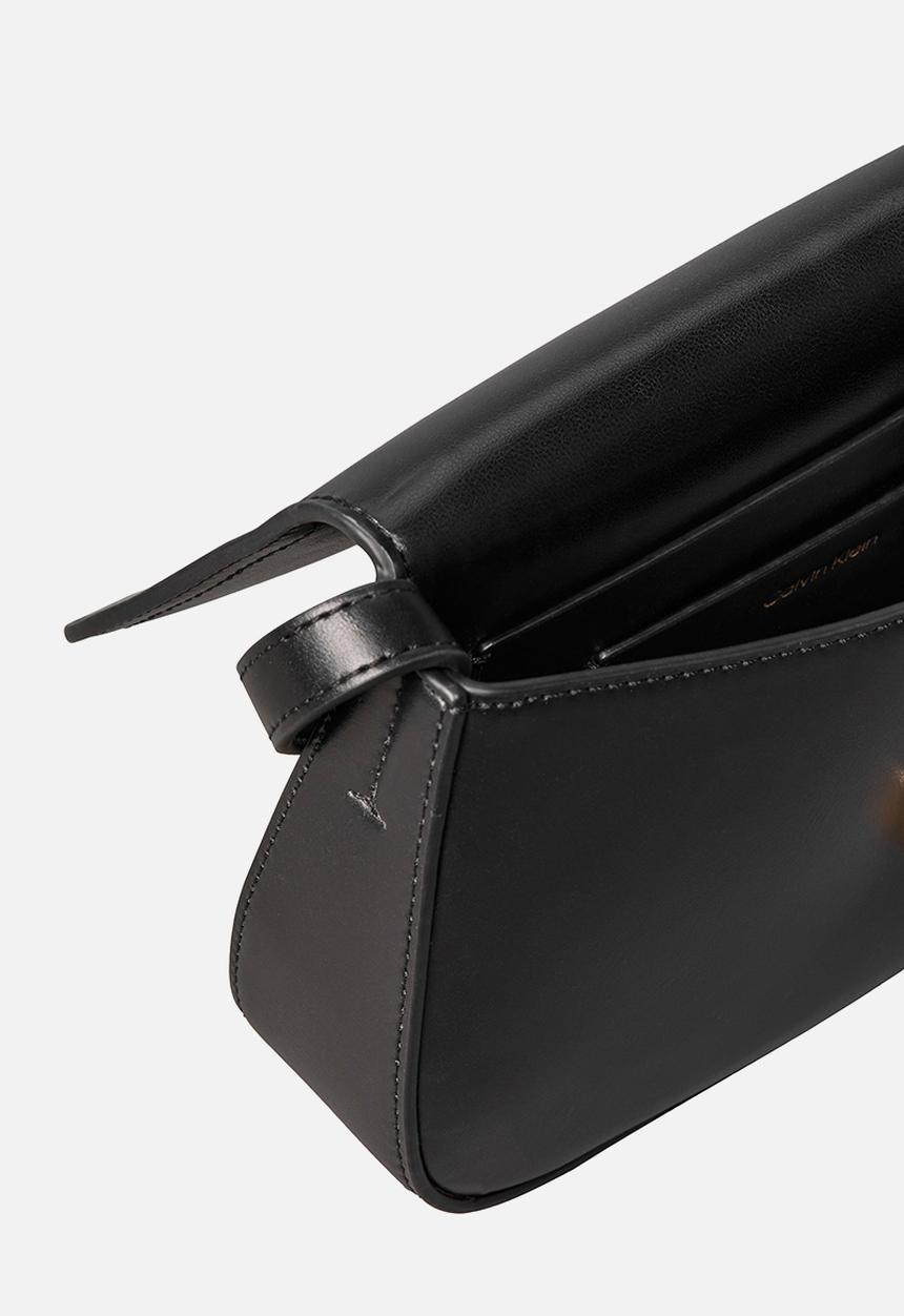 Calvin Klein - Ck flap camera bag - black