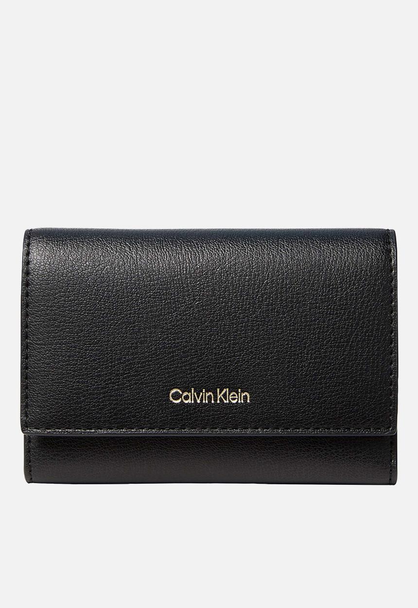 Calvin Klein - Foil logo trifold w/ zip pocket - black/toasted coconut