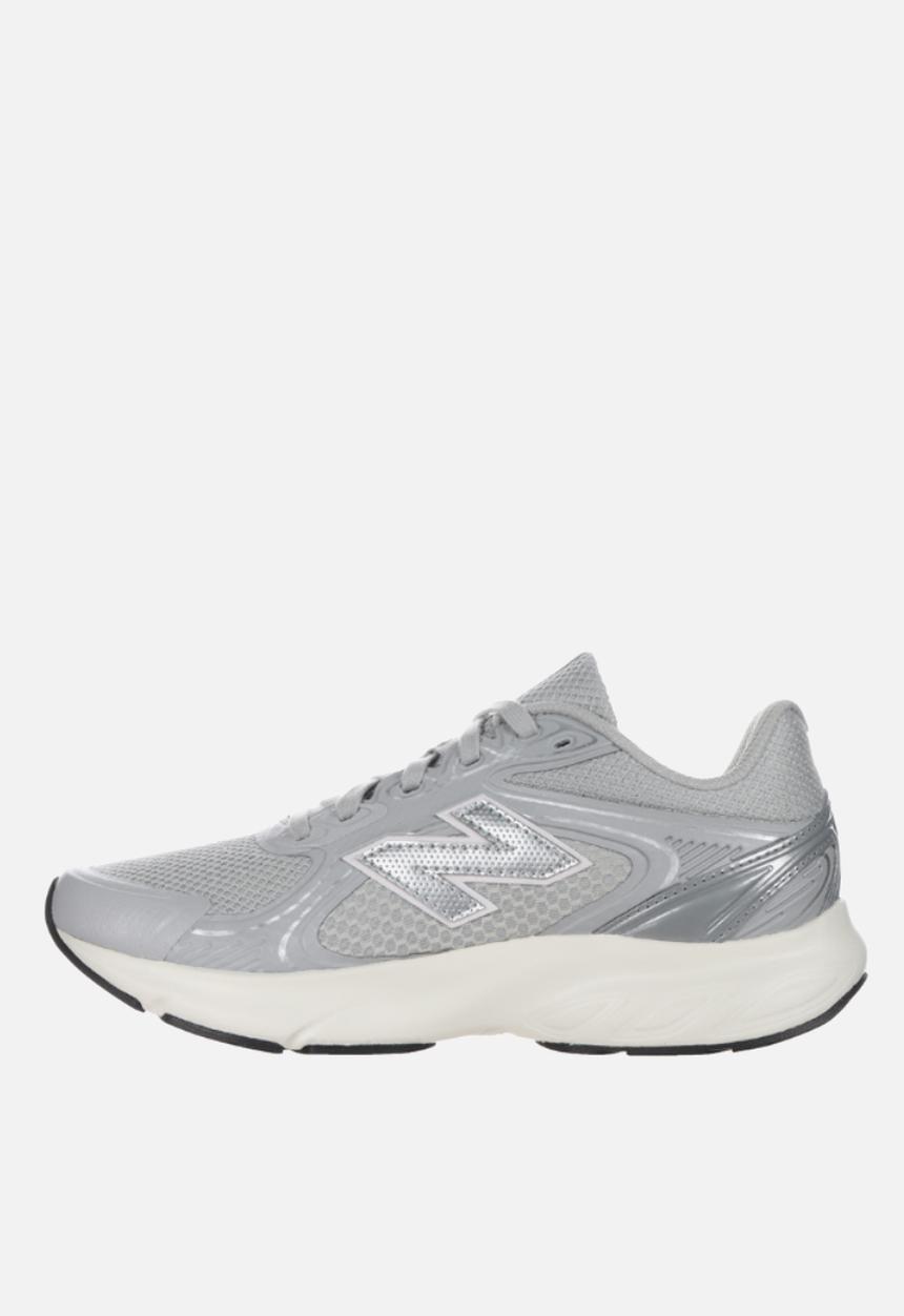 New Balance  - Fresh Foam Amaste