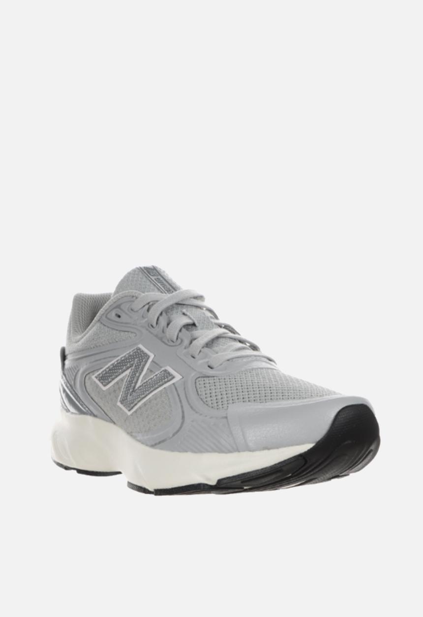 New Balance  - Fresh Foam Amaste