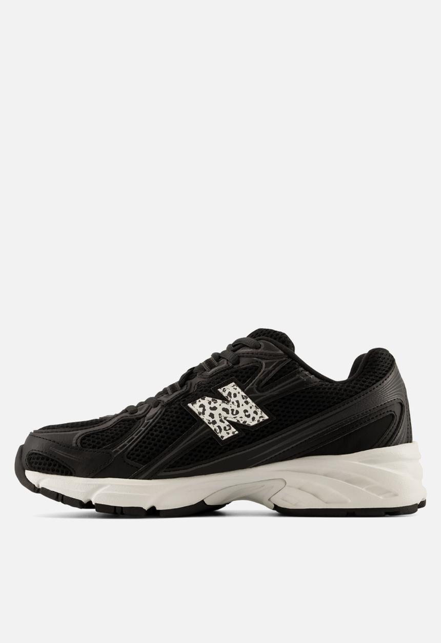 New Balance  - 740