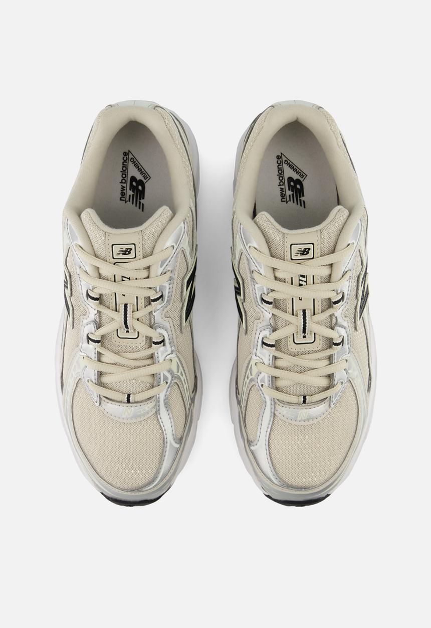 New Balance  - 740