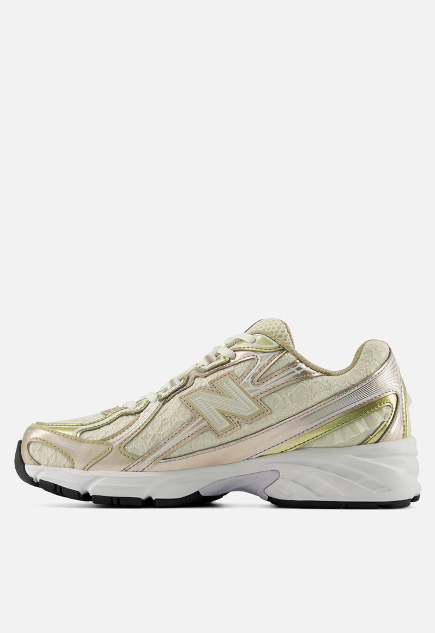 New Balance  - 740