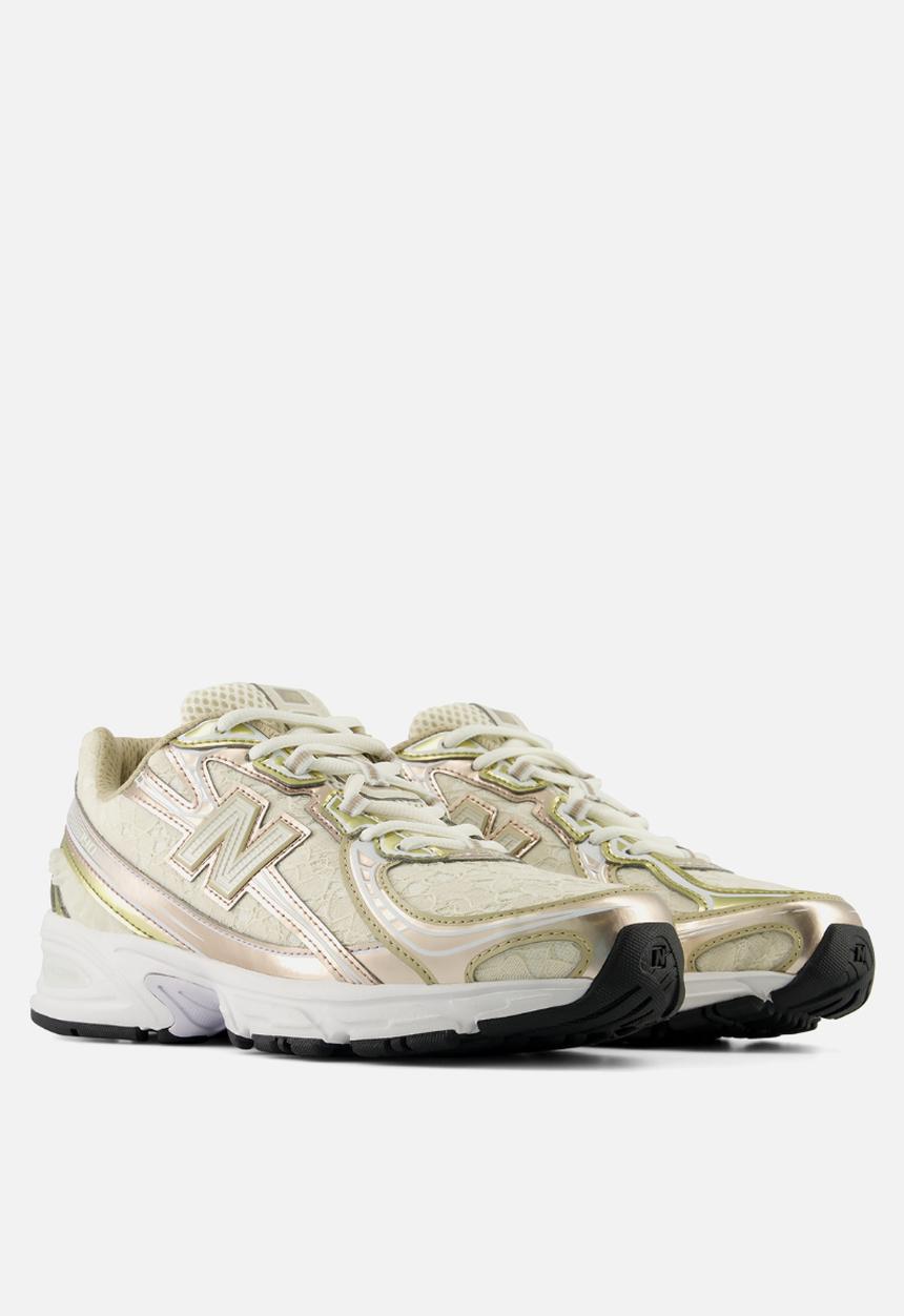 New Balance  - 740