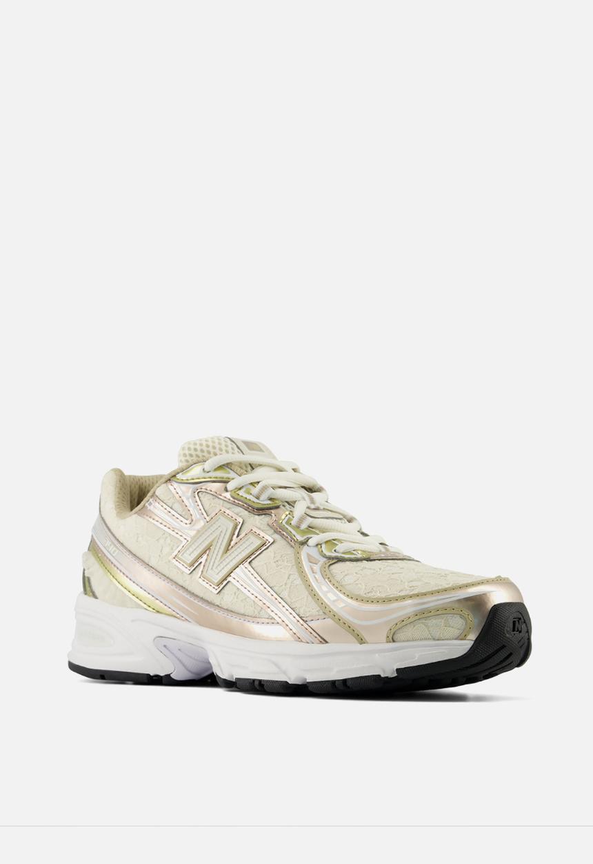 New Balance  - 740