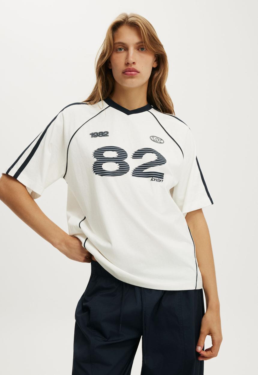 Cotton On - V-neck Oversized Raglan Graphic Tee - London 82/Vintage White