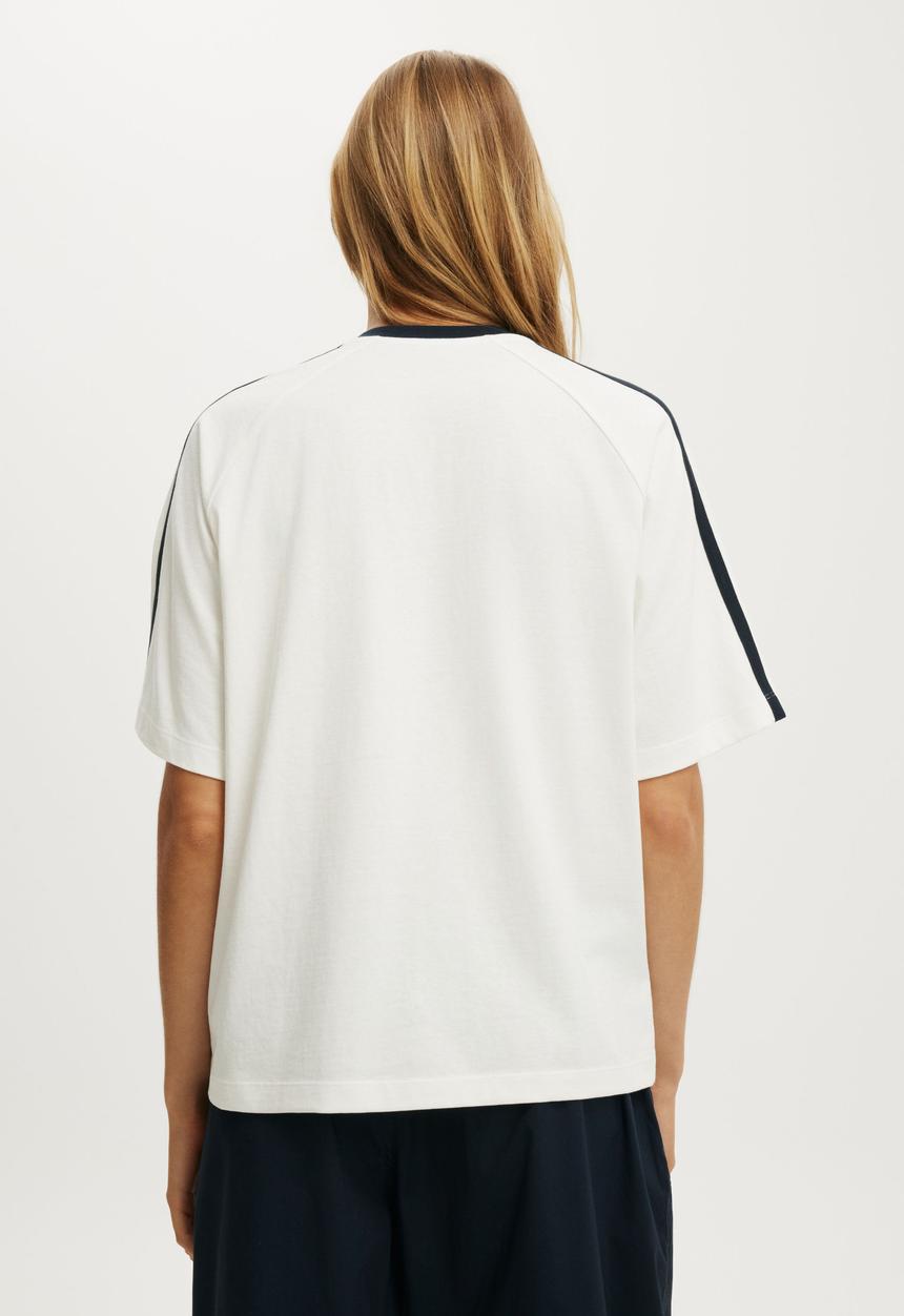 Cotton On - V-neck Oversized Raglan Graphic Tee - London 82/Vintage White