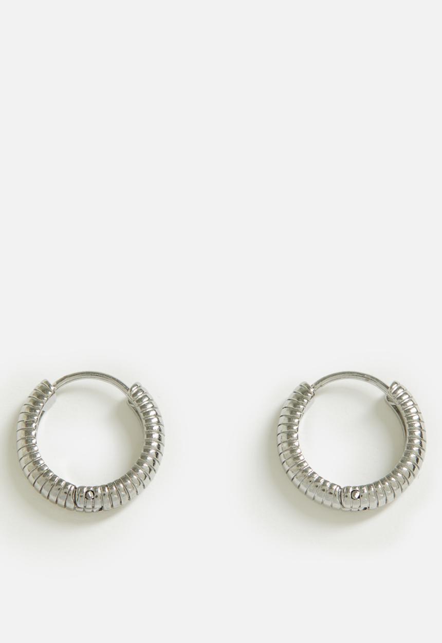 Zoe on Trend - Ribbed hoop earrings  - silver