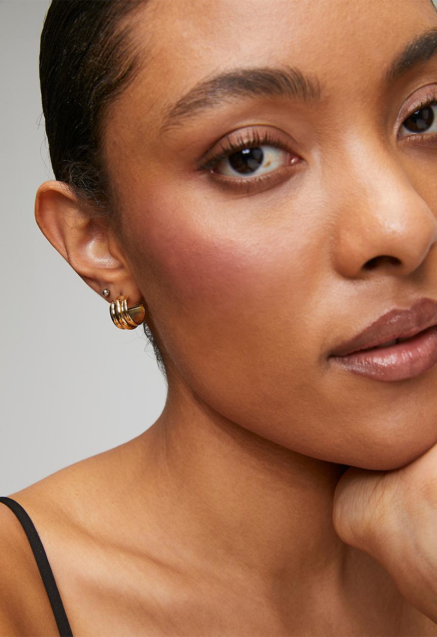 Zoe on Trend - Stylish semi-hoop earrings - gold