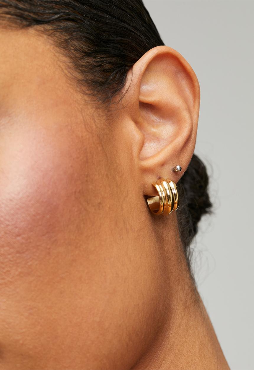 Zoe on Trend - Stylish semi-hoop earrings - gold