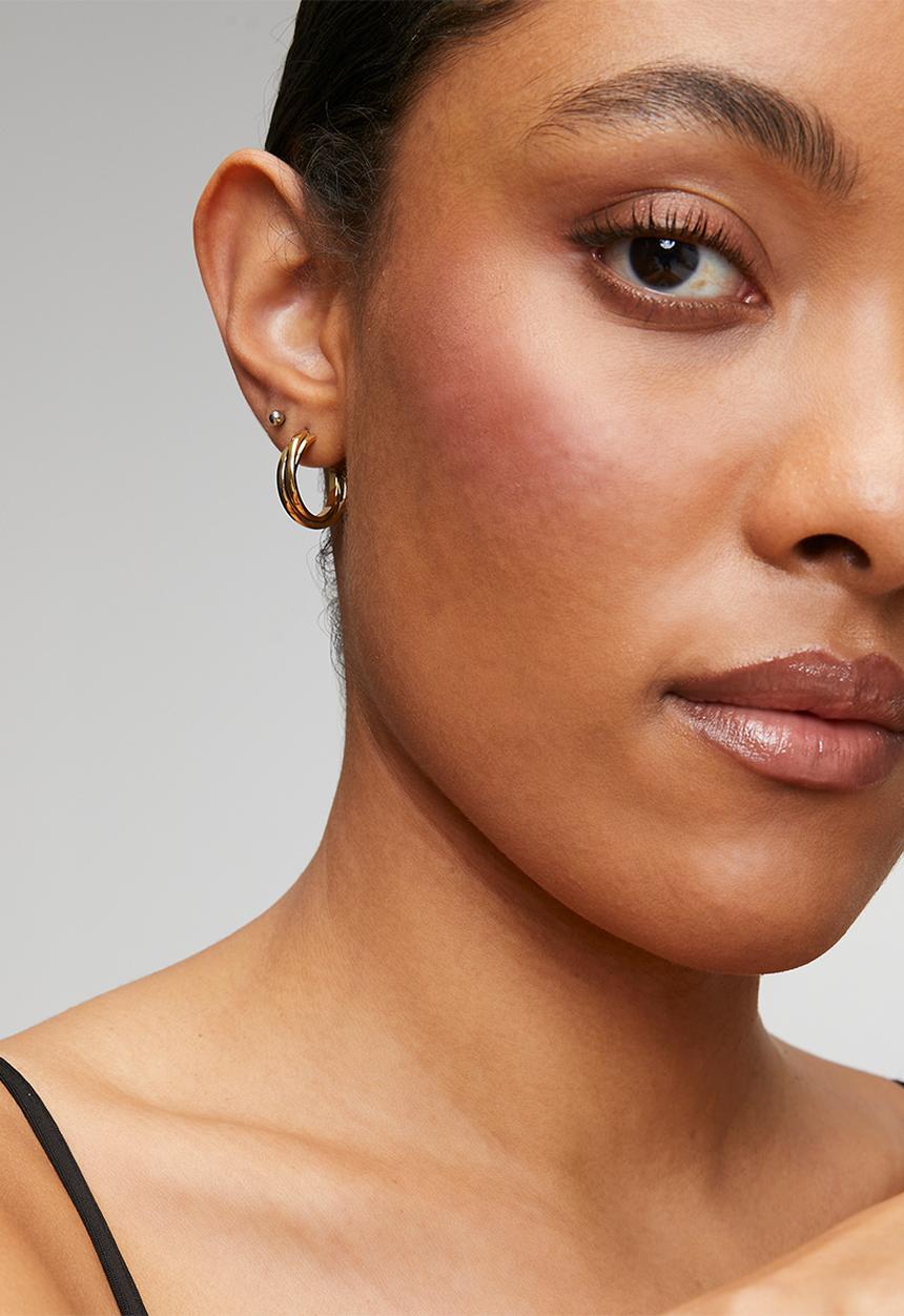 Zoe on Trend - Modern interweave hoop earring - gold