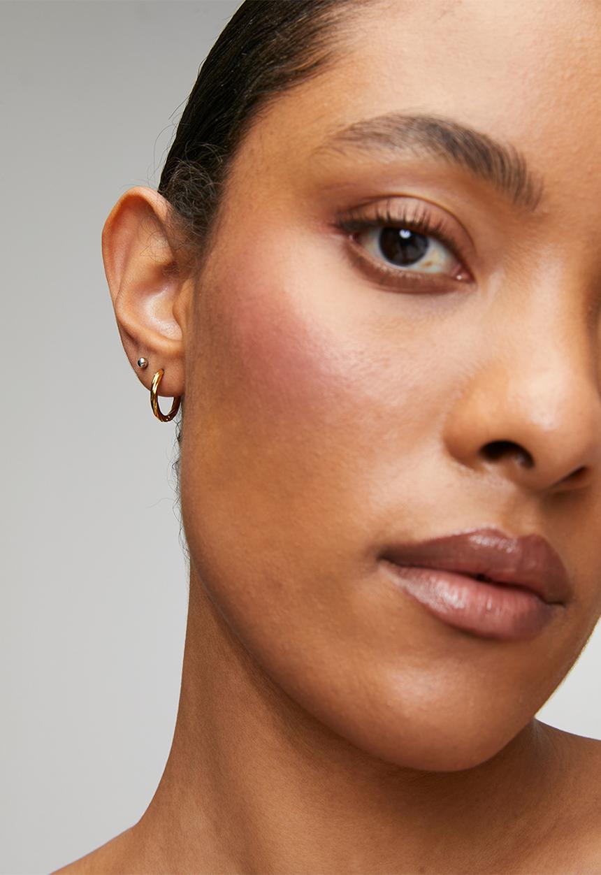 Zoe on Trend - Elegant twist hoop earrings  - gold