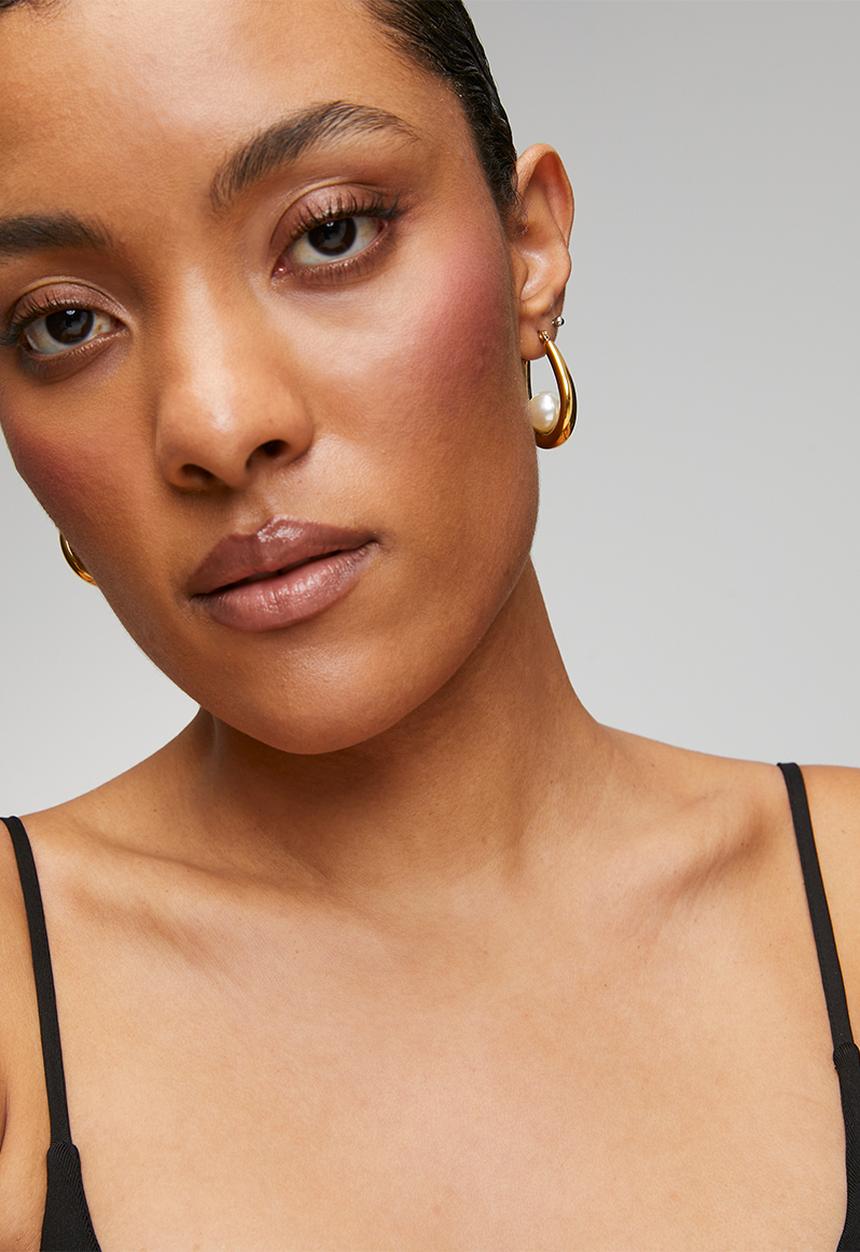 Zoe on Trend - Elegant pearl and hoop earrings  - gold