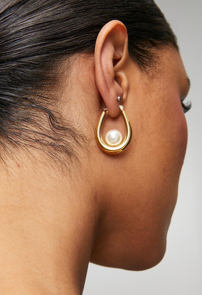 Zoe on Trend - Elegant pearl and hoop earrings  - gold