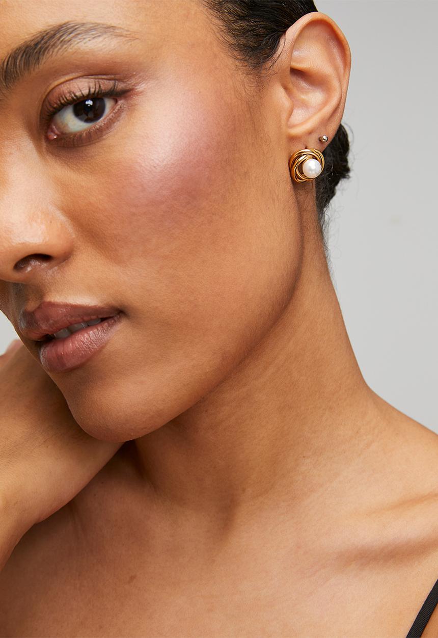 Zoe on Trend - Elegant pearl drop-earrings  - gold