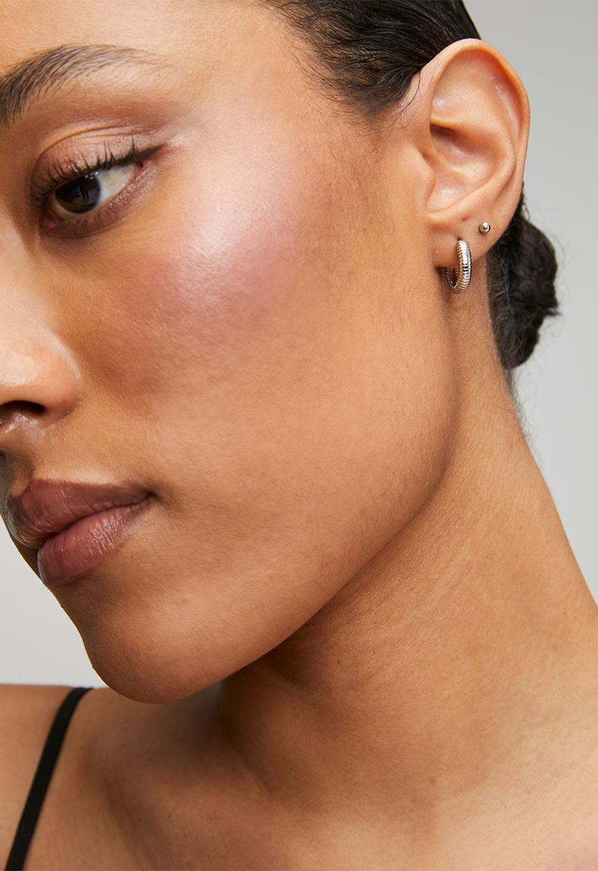 Zoe on Trend - Ribbed hoop earrings  - silver