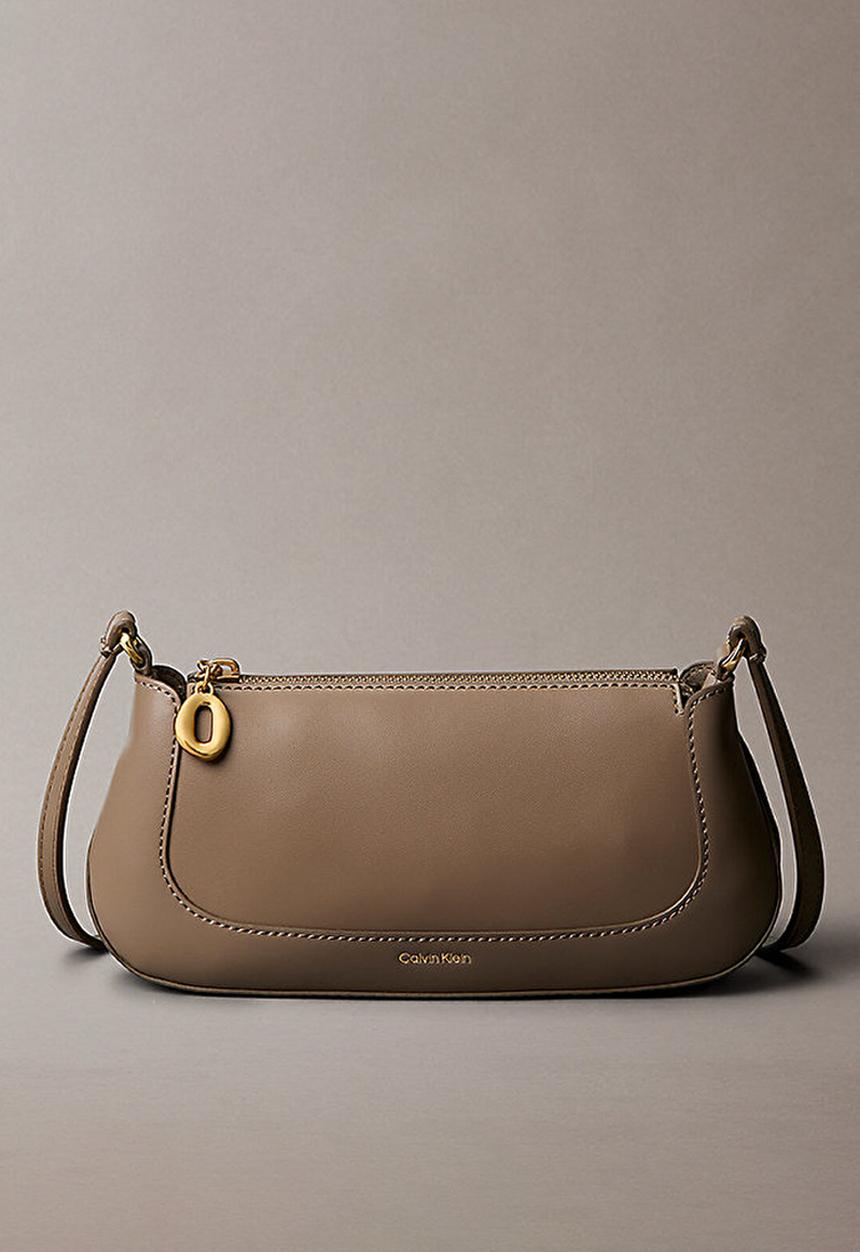 Calvin Klein - Hardware zip crossbody- desert taupe