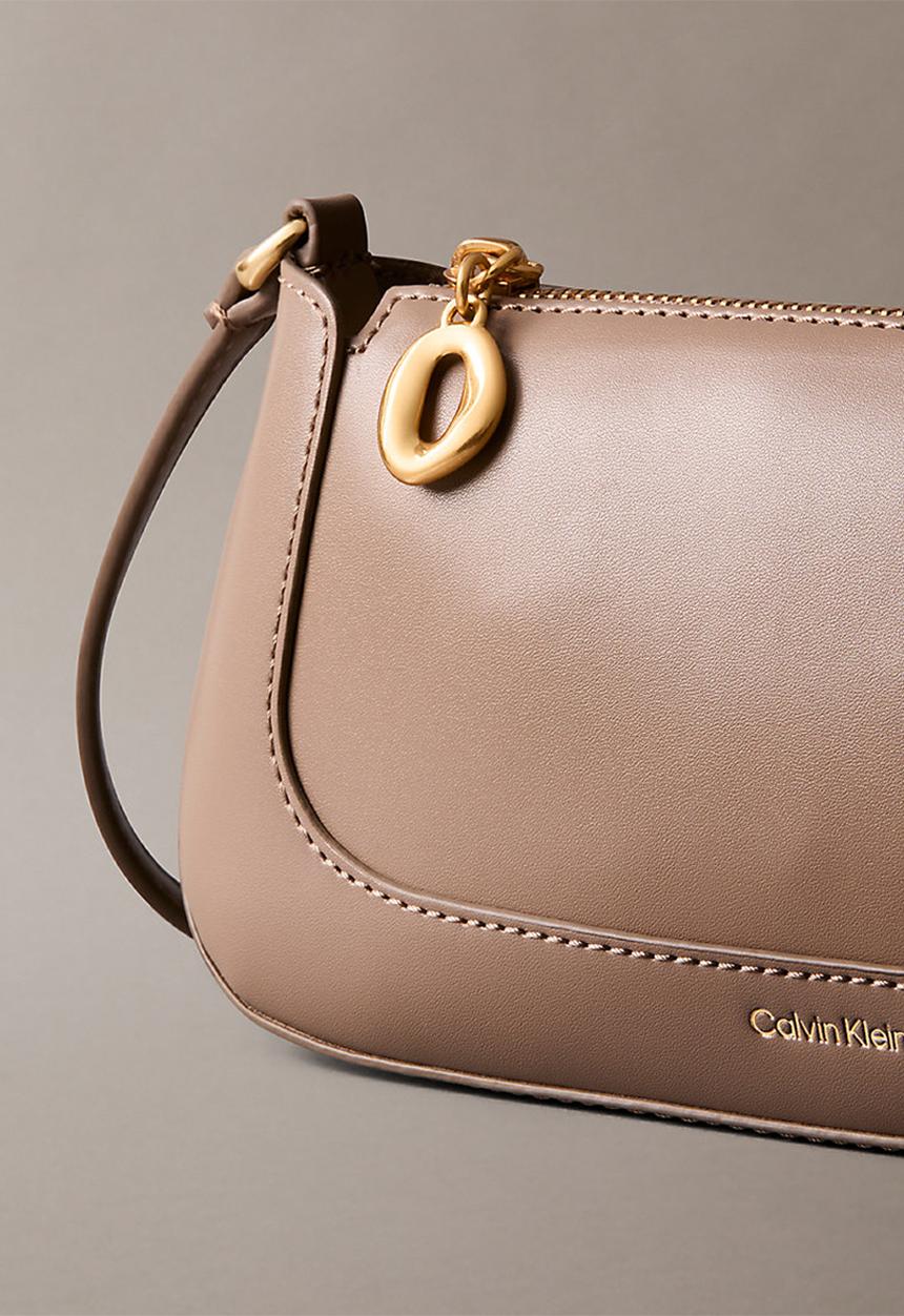 Calvin Klein - Hardware zip crossbody- desert taupe