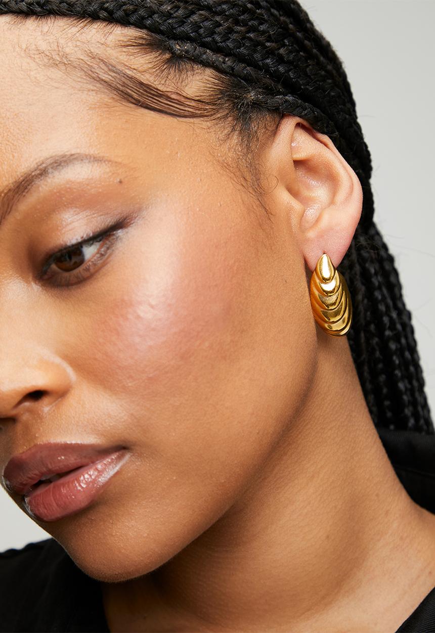 Zoe on Trend - Trendy shell earrings  - gold